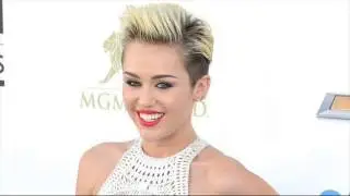 Miley Cyrus - Wrecking Ball (Acoustic Version) (2o13 )