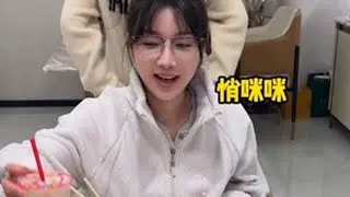 到底什么时候才能吃上饭 #闺蜜 #你吃我猜 #游戏挑战