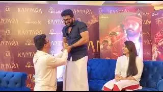 Youtuber Touched Rishab Shetty Feet During interview #mumbai #kaantara #rishabshetty #fans#karnataka