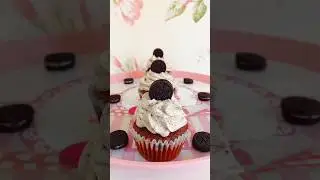 CUPCAKES DE CACAO CON CREMA DE OREO 😋 Receta en la descripci&oacute;n 😉  #cupcakeoreo #receta #aluracakes