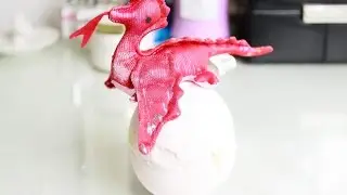 Lush Cosmetics : Dragon&rsquo;s Egg Bath Bomb Demo