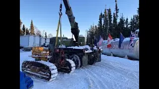 Военный роторный эвакуатор M816 извлекает двигатель из экскаватора TD-9 IH Cat, 2 февраля 2024 г.