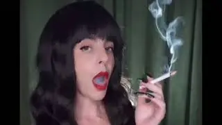 Девушка с черными волосами курит, удача, домашнее видео с сигаретой