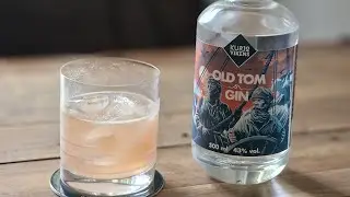 Rhubarb gimlet on Kurjovikens Old Tom