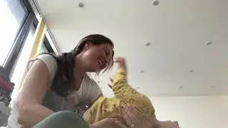 Mamãe agarrando o Vitor - 10/2021