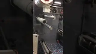 Machine s&eacute;rigraphie &agrave; plat et dorure &agrave; chaud - Imprimeur d'&eacute;tiquettes adh&eacute;sives