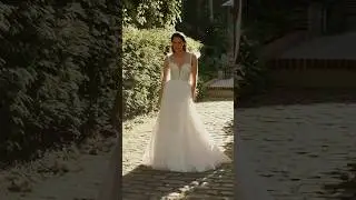 Effortlessly Beautiful: The Tulle and Lace Wedding Dress for a Relaxed and Natural Bridal Look