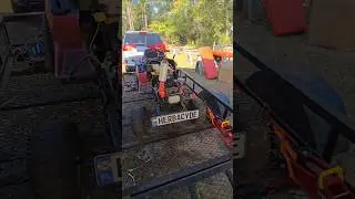 Ручная лебедка для прицепа с двойным сцепным устройством в действии.