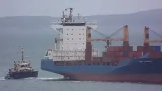 Helsingborgs hamn. Jonni Ritscher (LR) och bogserb&aring;ten Svitzer Thor (DK) 08:00 10 augusti 2023.
