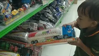 Beli mainan banyak sekali. ada truk tangki, bus basuri, Tayo, kereta api, mobil balap, exavator,truk