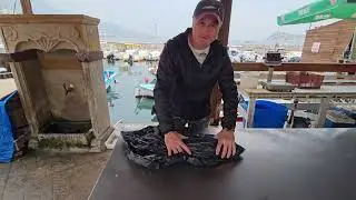 ГИГАНТСКАЯ РЫБА, ВЫХОДЯЩАЯ ИЗ ЧЕРНОГО МЕШКА?