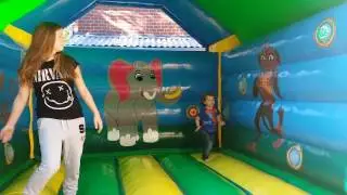 The interactiveplaysystem op het king kong springkasteel