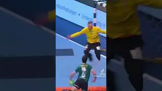 Quick Fake by Hans Lindberg🇩🇰 #handball #h&aring;ndball #bundesliga #berlin #handballearth #handballskills
