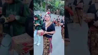 Cewek cantik pakai lambung Adat Sasak Lombok