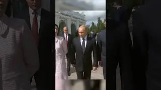 #putin #lider #presidente #rusia Putin pays tribute to a statue.