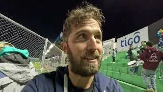 Caminata hacia el estadio, partido y APAGÓN en la pintoresca Antigua, en Guatemala