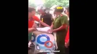 CSGT 2015  C&ocirc;ng an đ&aacute;nh d&acirc;n chảy m&aacute;u mồm, người d&acirc;n phẫn nộ trả th&ugrave;