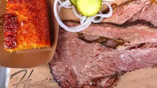 Пообедать в ресторане HOMETOWN BBQ Miami (грудинка, ребрышки, сосиски и многое другое)