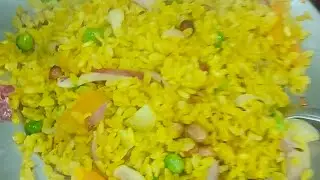 पोहा एक हेल्दी और हल्का नाश्ता है जिसे आप सुबह या शाम किसी भी समय बना सकते हैं।#PohaBananeKaTarika