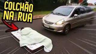 COLOQUEI O COLCH&Atilde;O DO MEU AMIGO NA RUA!! - TROLLANDO MEU AMIGO!! [ REZENDE EVIL ]