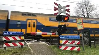 Spoorwegovergang Halfweg-Zwanenburg // Dutch Railroad Crossing