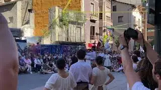 Ball de la Dama Blanca a c&agrave;rrec de la Colla de Geganters, Vents de Riella i l'Esbart Laur&egrave;dia.