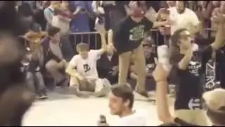 Skate - Pulando escadas com v&aacute;rias manobras.