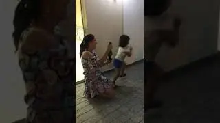 Isa abrindo o espumante - R&eacute;veillon 2016/2017