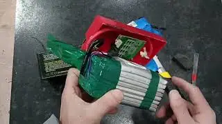 2000多的摩托车启动电瓶，拆开一看，原以为是王者，青铜都算不上