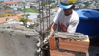 travando parede nova na vilha para n&atilde;o rachar