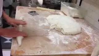 Xavier Barriga formando un nudo de pan