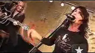 Gotthard homenageia as garotas e canta 