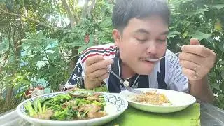ผัดคะน้าหมูกะทะกับข้าวสวยร้อนๆอร่อยลงตัวเลยทีเดียวเชียว