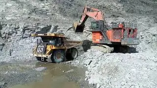 Excavator Hitachi EX 1900 vs Cat OHT 777F