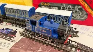 Hornby Railways R.255 0-4-0 Tank locomotive with four wheel coaches R.212