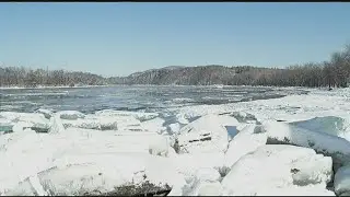 Connecticut River ice jams drawing a crowd