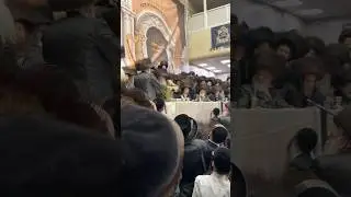 Viznitz Rebbe R&rsquo; Yisroel Dances At His Granddaughter&rsquo;s Wedding | האדמו&rdquo;ר מויזניץ בריקוד בחתונת נכדו