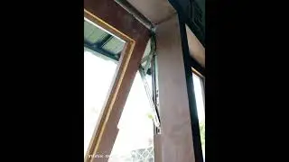 pasang engsel casement/engsel lipat di cendela kayu