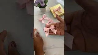 How to make a little bow 🎀 #ribbon #giftwrappingideas #wrappinggifts #ribbonbow #bow #gift #craft