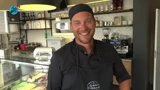 Grote drukte bij ijsmakerij Ci Vediamo in Egmond Binnen (12 augustus 2020)