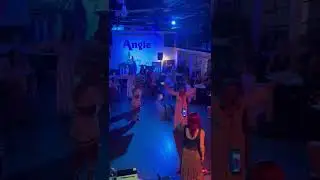 Il gruppo spettacoli della scuola salsa Lucass che oltre a balli latini  la storia con divertimento 