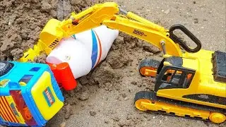Dramatic rescue Construction vehicles save damaged concrete mixer truck from strong winds