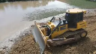 Expertly SHANTUI Dozer pushing rock on raining failing | Machine Kh
