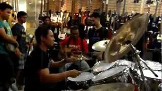 Pam and Paul of Lem'sGuitar jamming in Lazer store at Ali Mall, Araneta Center