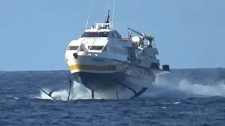 Aliscafo Adriana M in arrivo al porto di Pantelleria 