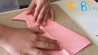 Avi&oacute;n de papel que vuela alto