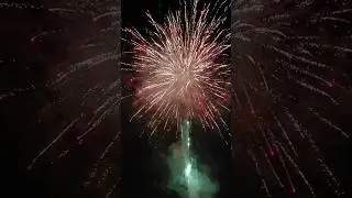 Goldbuketts mit bunten Spitzen in Salven geschossen #feuerwerk #fireworks #silvester #vuurwerk