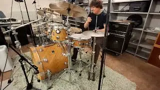 Drumming funk fusion style drum fills in a grooves - DW Eco-X drums (soundcheck)