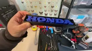 Напечатал рекламный щит Honda Shadow Box на 3D-принтере Bambu P1P. Тестирую новые цвета филамента.