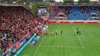 SK Brann supportere og spillere feirer 4-2 seier mot V&aring;lerenga p&aring; Intility Arena 03.05.2025